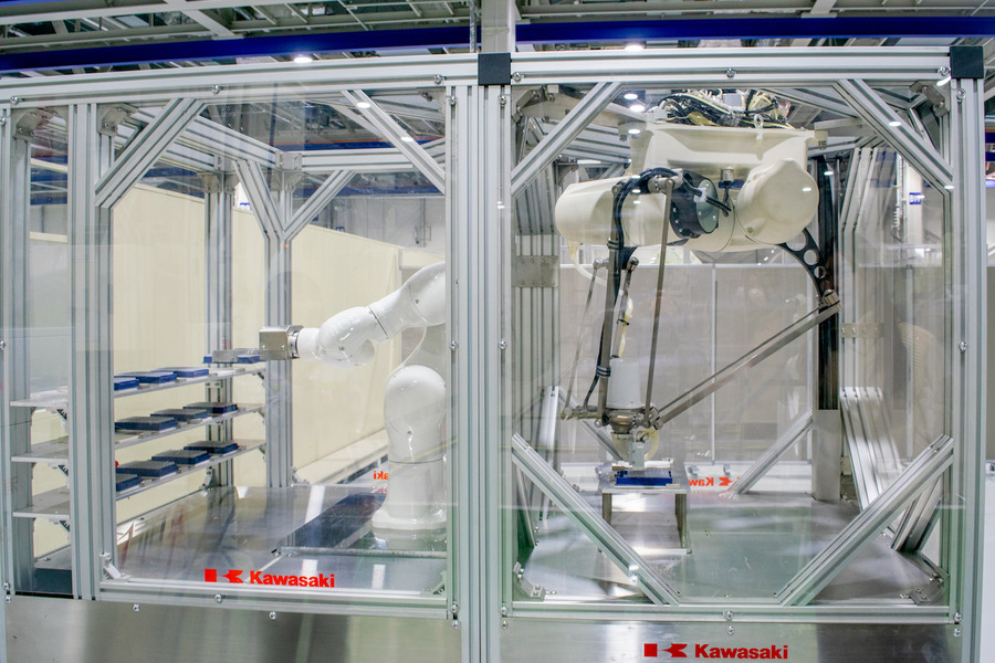 川崎重工の人共存型双腕スカラロボット「duAro」は、女子大生の私でも簡単に使えた！