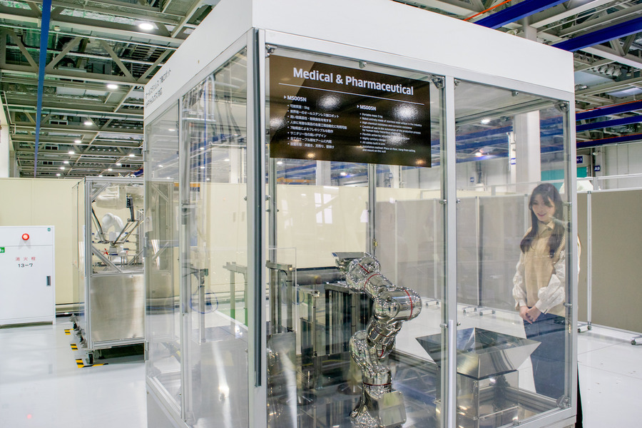 川崎重工の人共存型双腕スカラロボット「duAro」は、女子大生の私でも簡単に使えた！