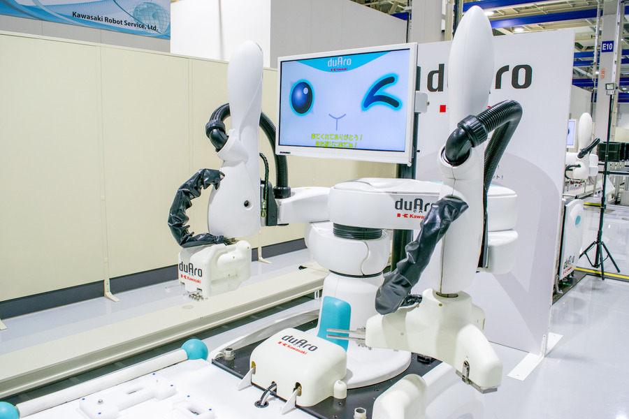 川崎重工の人共存型双腕スカラロボット「duAro」は、女子大生の私でも簡単に使えた！