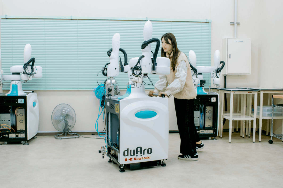 川崎重工の人共存型双腕スカラロボット「duAro」は、女子大生の私でも簡単に使えた！