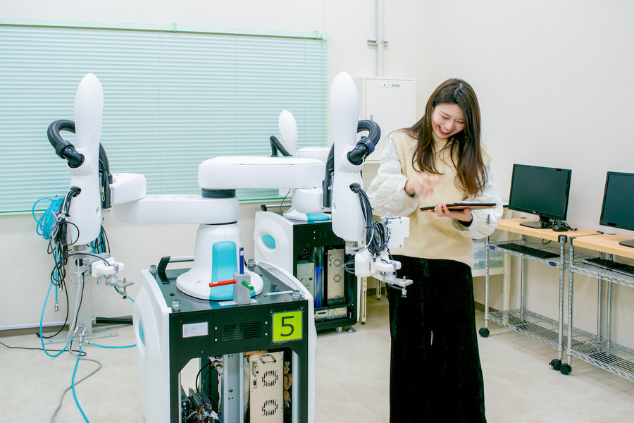 川崎重工の人共存型双腕スカラロボット「duAro」は、女子大生の私でも簡単に使えた！