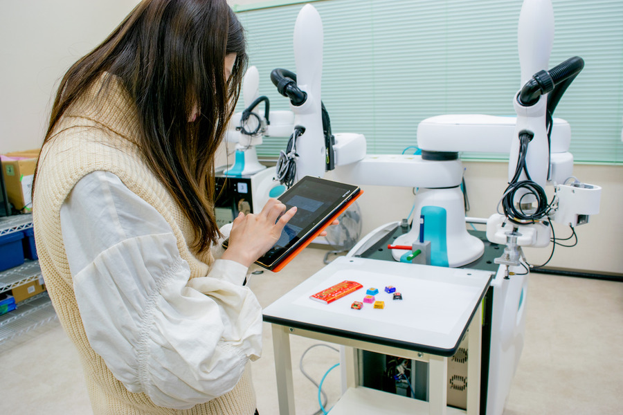 川崎重工の人共存型双腕スカラロボット「duAro」は、女子大生の私でも簡単に使えた！