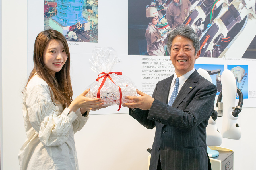 川崎重工の人共存型双腕スカラロボット「duAro」は、女子大生の私でも簡単に使えた！