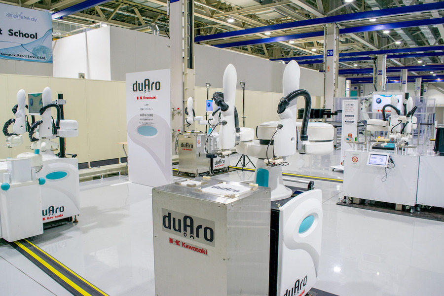 川崎重工の人共存型双腕スカラロボット「duAro」は、女子大生の私でも簡単に使えた！