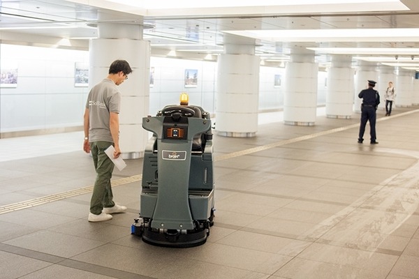三菱地所がソフトバンクの清掃ロボット「Whiz」を日本初導入、全国のビルや商業施設等に約100台を順次展開予定