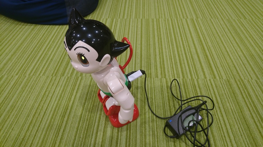 講談社のロボット「ATOM」がバージョンアップ！ USBメモリにバックアップができるようになったのでやってみた！