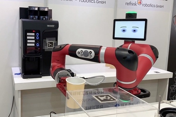 元気だったかい? リシンクロボティクスの「Sawyer」が会場でコーヒーを淹れてくれたよ