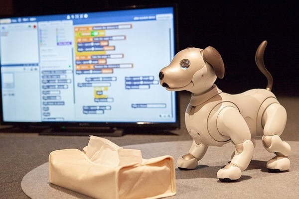 aiboはティッシュを取り出せる? ソニーがaiboをプログラミングできるソフトウェアAPIを今夏公開、スクラッチ方式を参考展示