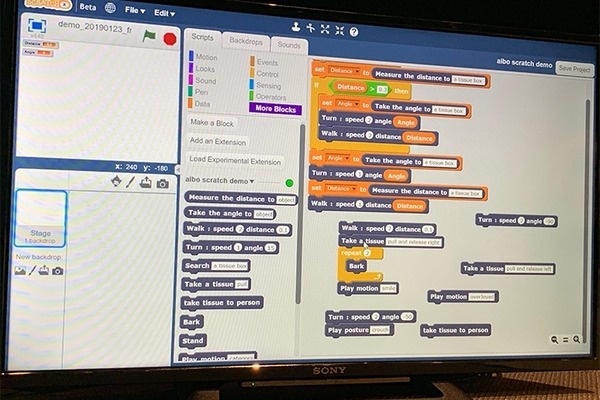 aiboはティッシュを取り出せる? ソニーがaiboをプログラミングできるソフトウェアAPIを今夏公開、スクラッチ方式を参考展示