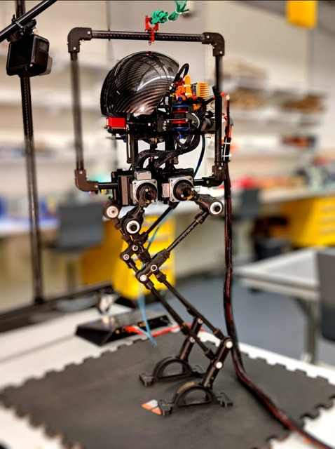 歩けて、飛ぶロボット「LEONARDO」 米国ノースイースタン州立大学が開発