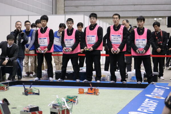 5対5でロボットが競い合う「ロボットアメフト」の高校生大会と世界大会、2月17日東京工芸大学で開催