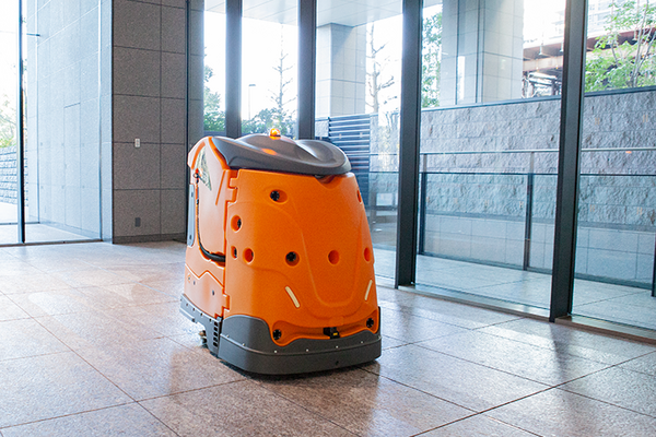 三菱地所に5種類の業務用清掃ロボットが大集合、特徴や長所を比較！シーバイエス「swingobot2000」、マクニカ「Neo」ほか