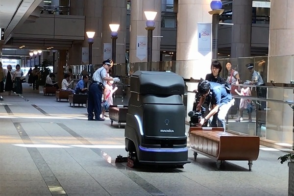 三菱地所に5種類の業務用清掃ロボットが大集合、特徴や長所を比較！シーバイエス「swingobot2000」、マクニカ「Neo」ほか