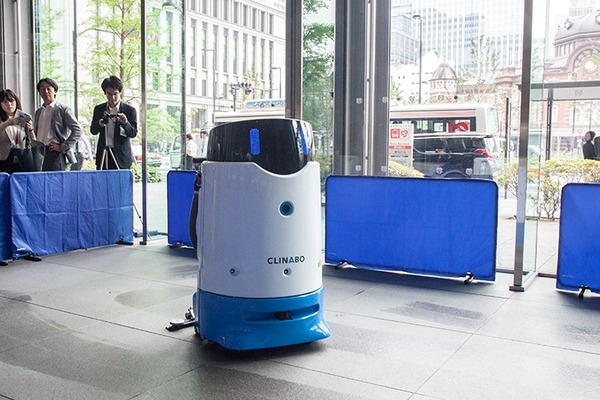 三菱地所に5種類の業務用清掃ロボットが大集合、特徴や長所を比較！シーバイエス「swingobot2000」、マクニカ「Neo」ほか