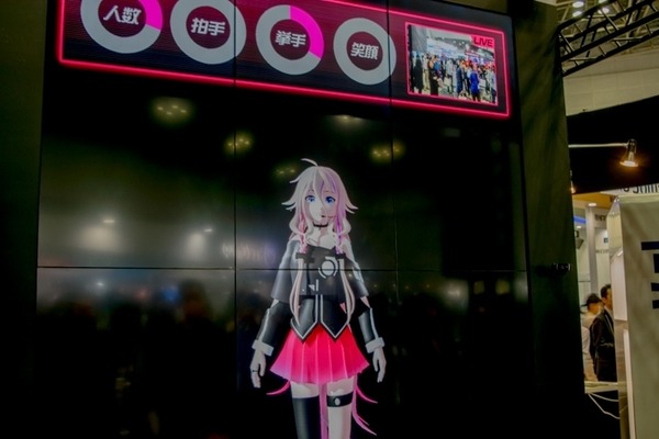 バーチャルアーティストIA（イア）と着物姿の案内AIが案内　JR上野駅にて