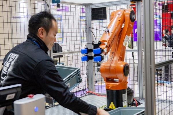 「なんでもピックアップ」話題のハーバード大学発Soft Robotics ティーチレス自己学習型ハンドやAMR協働ロボットをGROUNDが展開