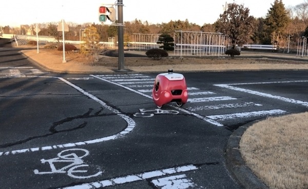 日本郵便とDFAが陸上配送ドローン(自動運搬ロボット)を使った無人配送の実証実験　日々の買い物支援などに期待
