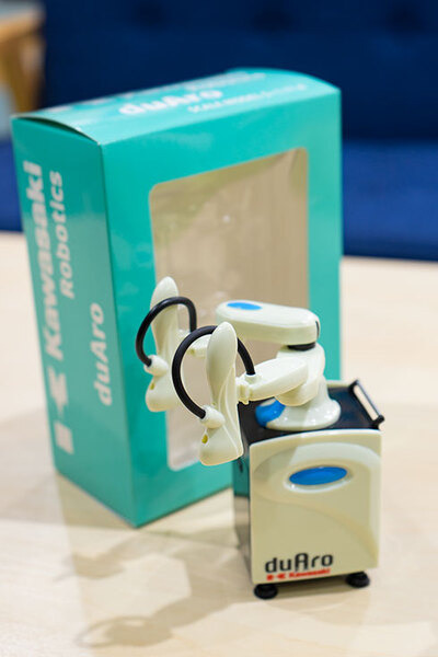 カワサキの革新的な双腕スカラロボット「duAro」の完成品モデルを3名様に【ロボスタプレゼント】