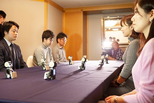 ロボホンが会話を代行するロボット婚活パーティを実施　サイバーエージェント「人はロボットを信頼し、意思決定に影響を与える」