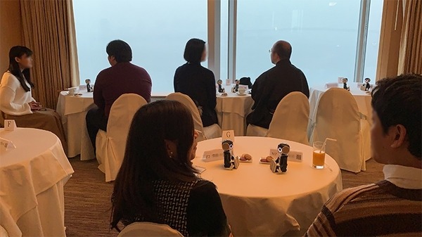 ロボホンが会話を代行するロボット婚活パーティを実施　サイバーエージェント「人はロボットを信頼し、意思決定に影響を与える」
