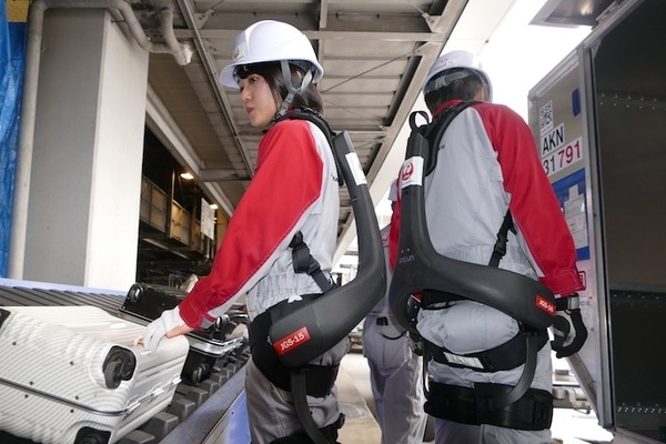 JALの手荷物・貨物搭載作業現場にATOUNのパワーアシストスーツが導入　「ATOUN MODEL Y」を計20台