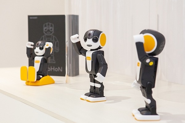 シャープがロボホン新型3機種を2月27日に発売！ 着座タイプは7万9千円