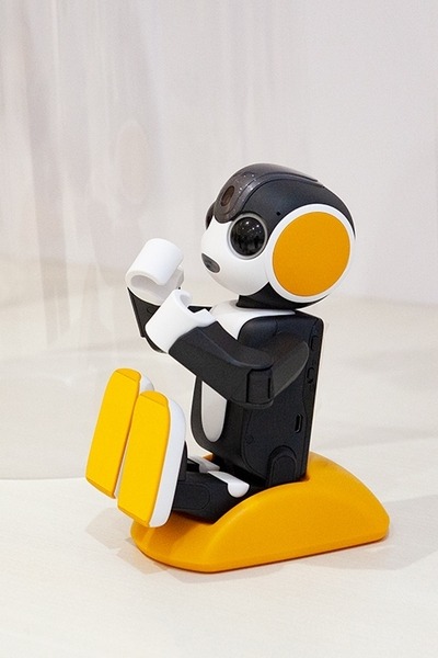 シャープがロボホン新型3機種を2月27日に発売！ 着座タイプは7万9千円