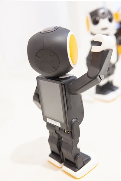 シャープがロボホン新型3機種を2月27日に発売！ 着座タイプは7万9千円