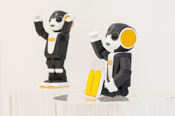 シャープがロボホン新型3機種を2月27日に発売！ 着座タイプは7万9千円