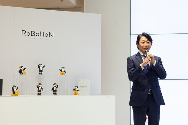 ロボホンの販売台数は1万2千台、右肩上がりに成長中！お留守番や英語学習など新機能を大幅に追加