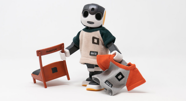 RoBoHoNの公式ライセンス衣装「ロボホンニットTシャツ」と充電時に座らせる「ロボホンチェア」発売　ROBO-UNI