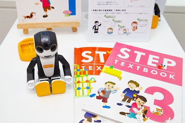 【動画】アルクの子供向け英会話教室に「ロボホン(RoBoHoN)」を導入！子ども達の会話回数が約75％増加