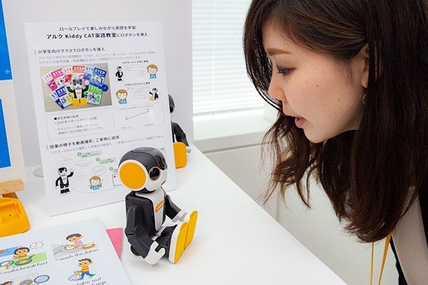 【動画】アルクの子供向け英会話教室に「ロボホン(RoBoHoN)」を導入！子ども達の会話回数が約75％増加
