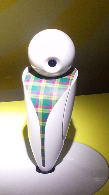 ロボピンが新しくなった伊勢丹の包装紙を紹介　デジタルサイネージと連携、伊勢丹新宿本店にて