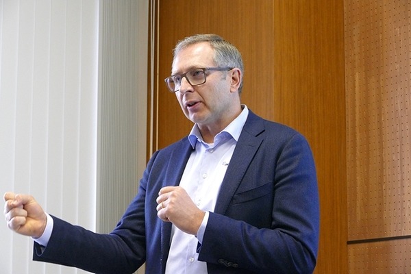 中小企業こそロボット活用を　ユニバーサルロボットCEOが来日、トレーニング室付きの日本オフィスも初公開