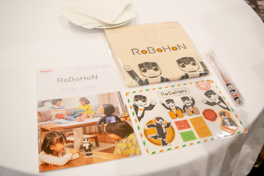 200体のロボホンがパフォーマンス！ ロボホンオーナーズミーティングが開催