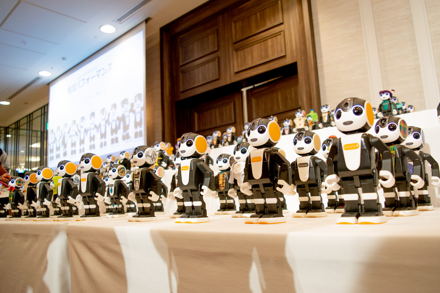 200体のロボホンがパフォーマンス！ ロボホンオーナーズミーティングが開催