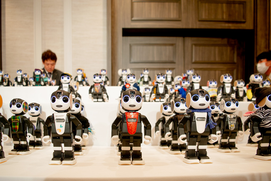 200体のロボホンがパフォーマンス！ ロボホンオーナーズミーティングが開催
