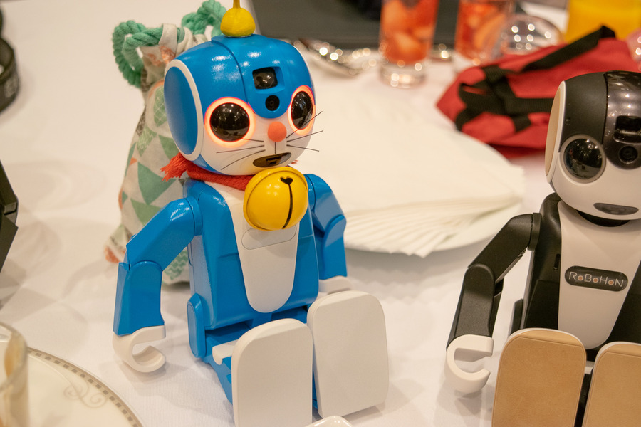 200体のロボホンがパフォーマンス！ ロボホンオーナーズミーティングが開催