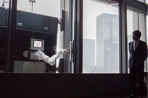 高層ビルの窓拭き作業に「多目的壁面作業ロボット」の実証実験　三菱地所が日本ビソーと連携　新丸ビルで公開