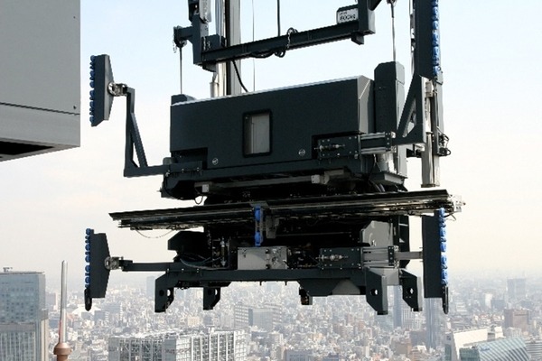 高層ビルの窓拭き作業に「多目的壁面作業ロボット」の実証実験　三菱地所が日本ビソーと連携　新丸ビルで公開