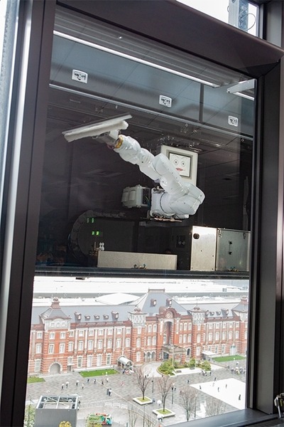 高層ビルの窓拭き作業に「多目的壁面作業ロボット」の実証実験　三菱地所が日本ビソーと連携　新丸ビルで公開