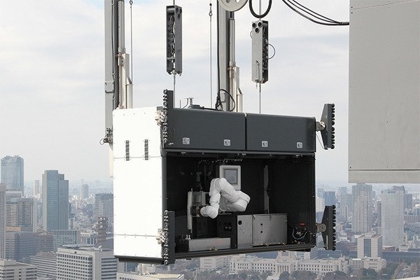 高層ビルの窓拭き作業に「多目的壁面作業ロボット」の実証実験　三菱地所が日本ビソーと連携　新丸ビルで公開