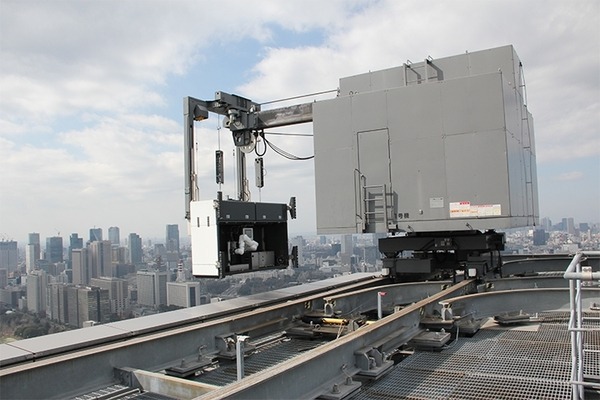 高層ビルの窓拭き作業に「多目的壁面作業ロボット」の実証実験　三菱地所が日本ビソーと連携　新丸ビルで公開