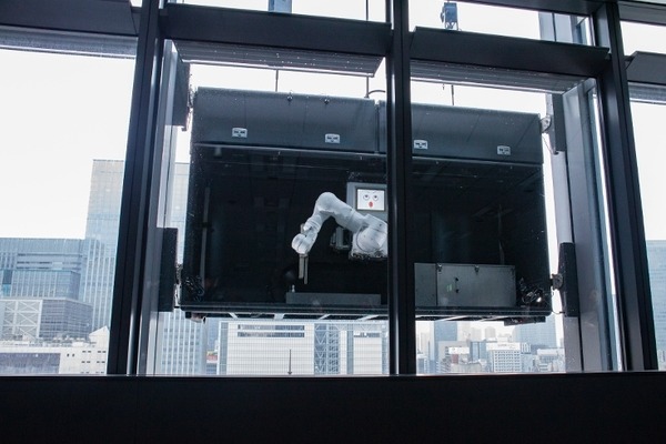 高層ビルの窓拭き作業に「多目的壁面作業ロボット」の実証実験　三菱地所が日本ビソーと連携　新丸ビルで公開