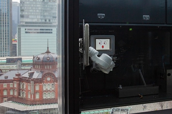 高層ビルの窓拭き作業に「多目的壁面作業ロボット」の実証実験　三菱地所が日本ビソーと連携　新丸ビルで公開