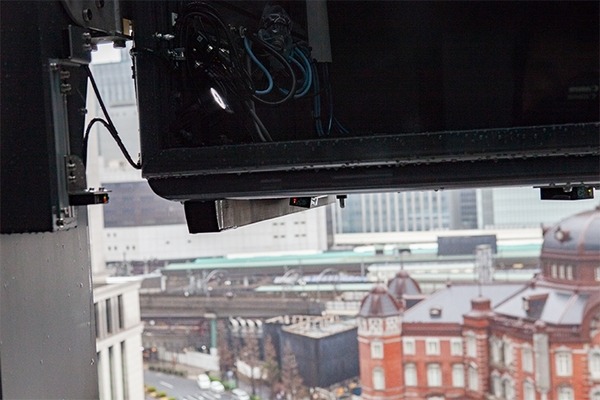 高層ビルの窓拭き作業に「多目的壁面作業ロボット」の実証実験　三菱地所が日本ビソーと連携　新丸ビルで公開