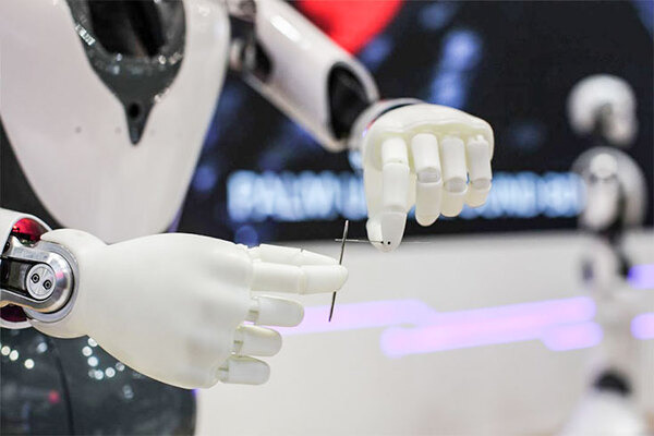 米クラウドマインズが身長約1.6mのヒューマノイドロボット「XR-1」を披露　針の穴に糸を通すことができる