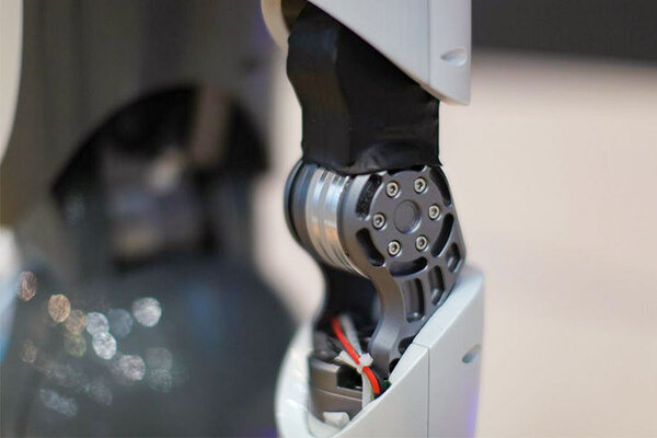 米クラウドマインズが身長約1.6mのヒューマノイドロボット「XR-1」を披露　針の穴に糸を通すことができる