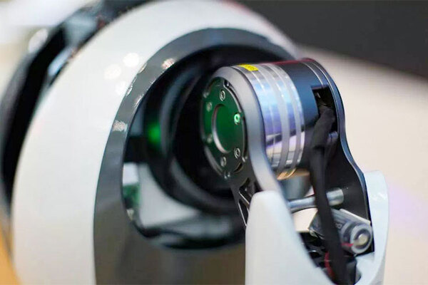 米クラウドマインズが身長約1.6mのヒューマノイドロボット「XR-1」を披露　針の穴に糸を通すことができる